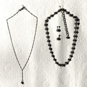 Jewelry set: gunmetal grey colored pearl necklaces and earrings